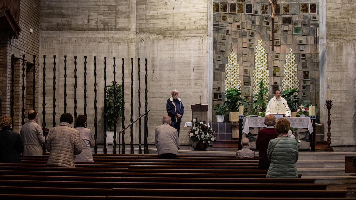 Un grupo de fieles asiste a una misa en la Iglesia de San Mateo, en Gasteiz.