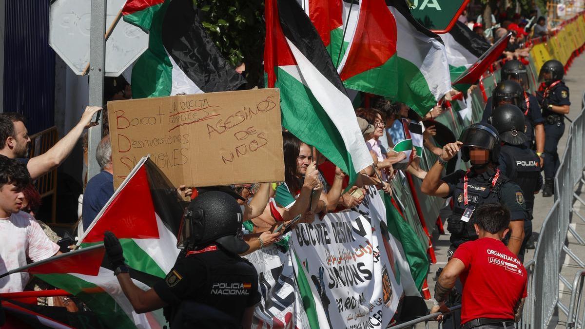 Una protesta propalestina en la llegada a Meta de la etapa 15 de la Vuelta, en Monforte de Lemos.