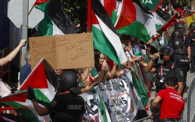 Una protesta propalestina en la llegada a Meta de la etapa 15 de la Vuelta, en Monforte de Lemos.