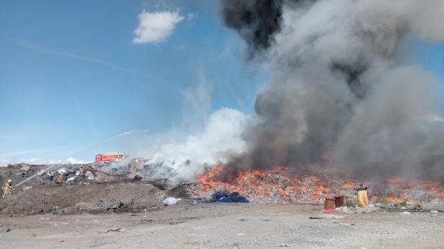 Incendio en el vertedero de Gardelegi. / BOMBEROS VITORIA-GASTEIZ