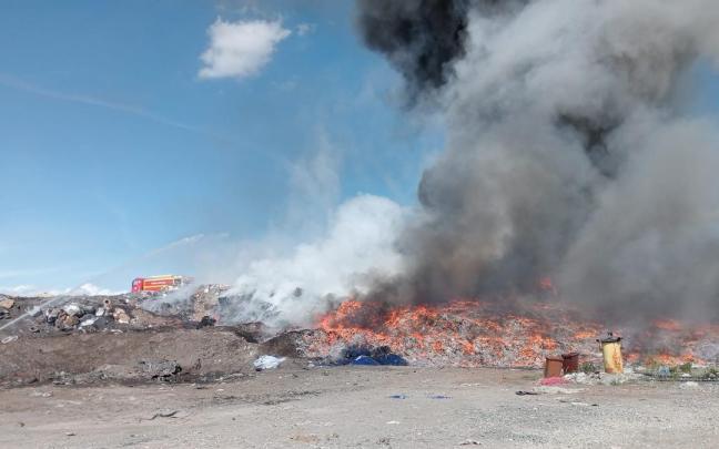 Incendio en el vertedero de Gardelegi. / BOMBEROS VITORIA-GASTEIZ