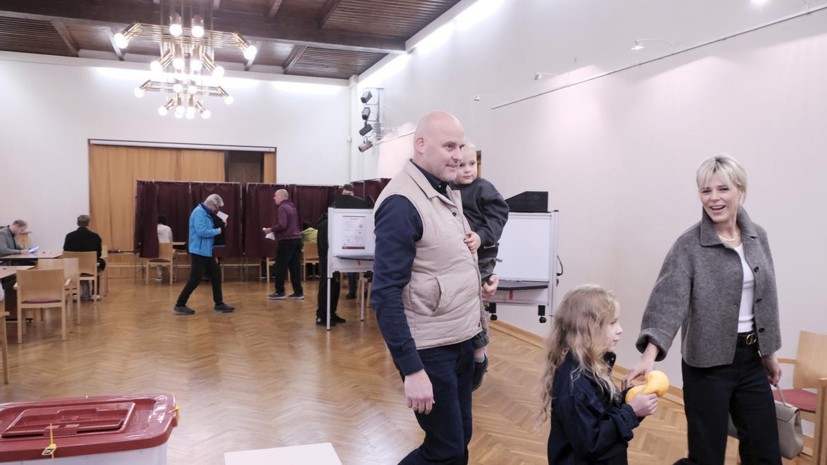 Andris Kulbergs, líder de la formación Lista Unida, acude a votar con su familia.