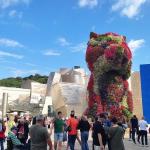 Turistas junto al Museo Guggenheim en Bilbao