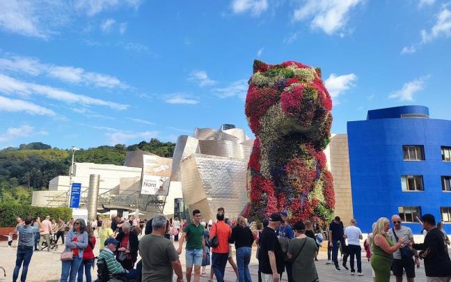 Turistas junto al Museo Guggenheim en Bilbao