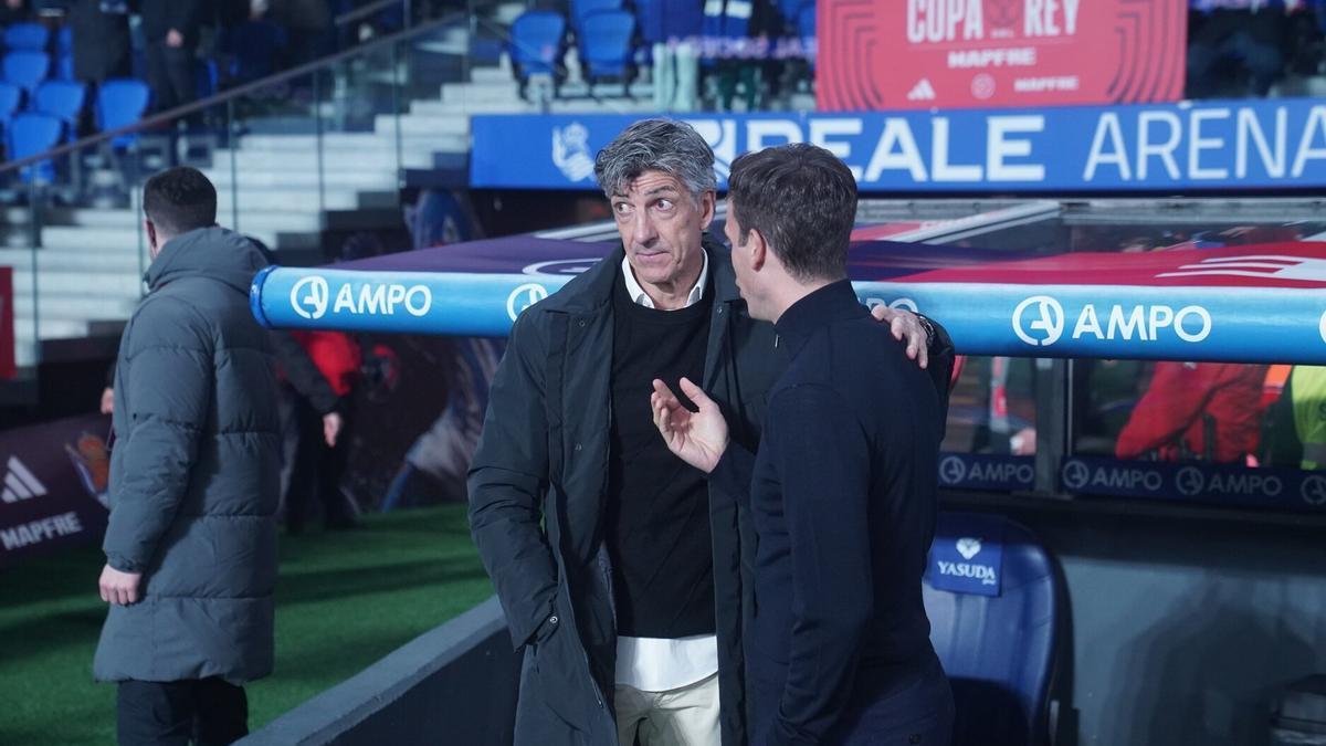 Imanol saluda a Iñigo Pérez, el técnico del Rayo, antes del comienzo del partido que tuvo lugar ayer en Anoeta. / RUBEN PLAZA