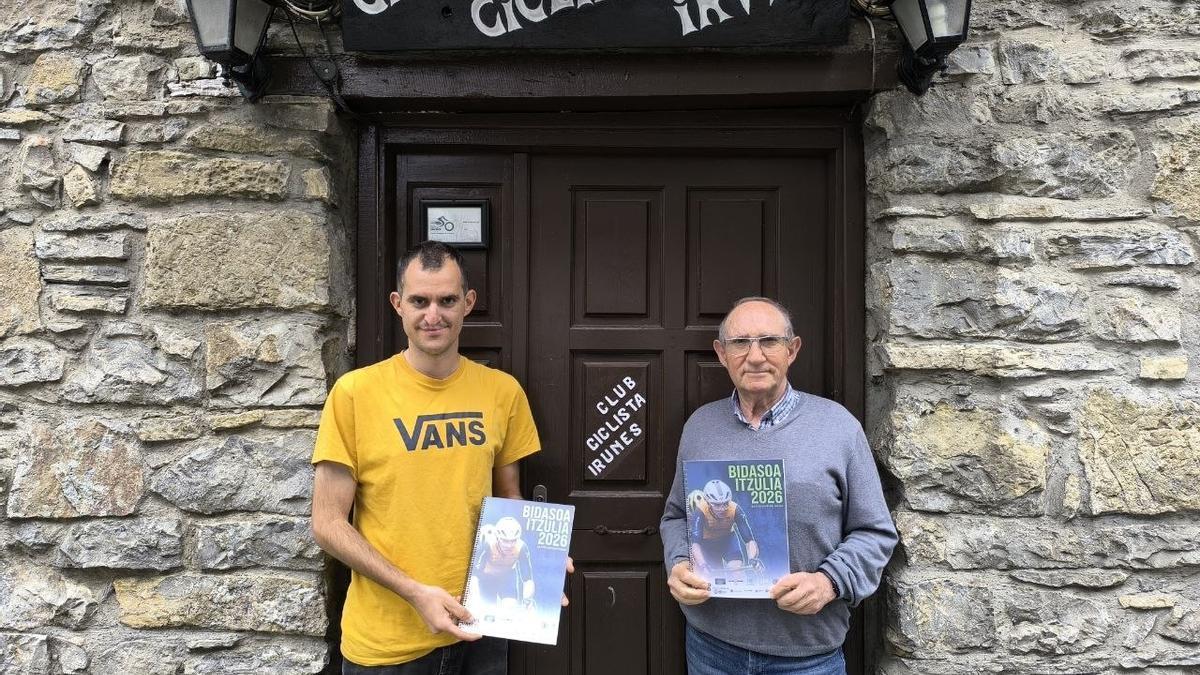 Jorge García, organizador de la Bidasoako Itzulia, y Juanjo Garagarza, Presidente de Honor del Club Ciclista Irunés