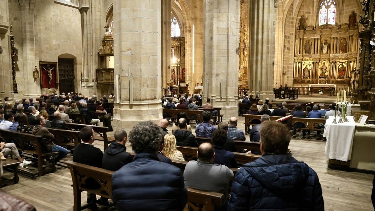 Funeral multitudinario en Hondarribia para despedir a Iñaki de Mujika. / JAVI COLMENERO
