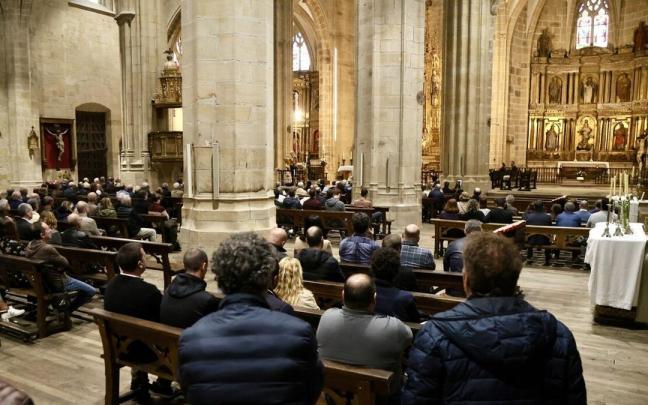 Funeral multitudinario en Hondarribia para despedir a Iñaki de Mujika. / JAVI COLMENERO