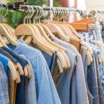 Prendas de ropa colgadas en el perchero de una tienda.