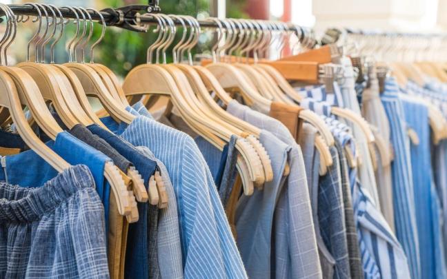 Prendas de ropa colgadas en el perchero de una tienda. Prendas de ropa colgadas en el perchero de una tienda.