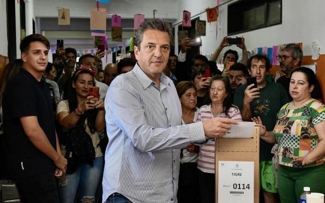 El candidato de Unión por la Patria a presidir Argentina, Sergio Massa, emite su voto. El candidato de Unión por la Patria a presidir Argentina, Sergio Massa, emite su voto.