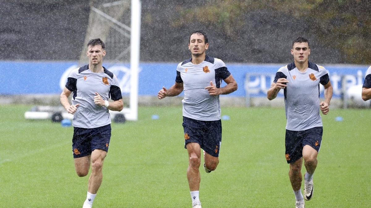 Tierney, Oyarzabal y Barrenetxea realizan carrera continua durante un entrenamiento en Zubieta. / JAVIER COLMENERO