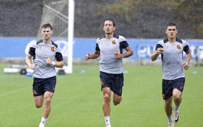 Tierney, Oyarzabal y Barrenetxea realizan carrera continua durante un entrenamiento en Zubieta. / JAVIER COLMENERO