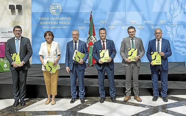 El lehendakari Iñigo Urkullu, junto con los rectores de la UPV/EHU y las universidades de Deusto y Mondragon. | FOTO: IREKIA