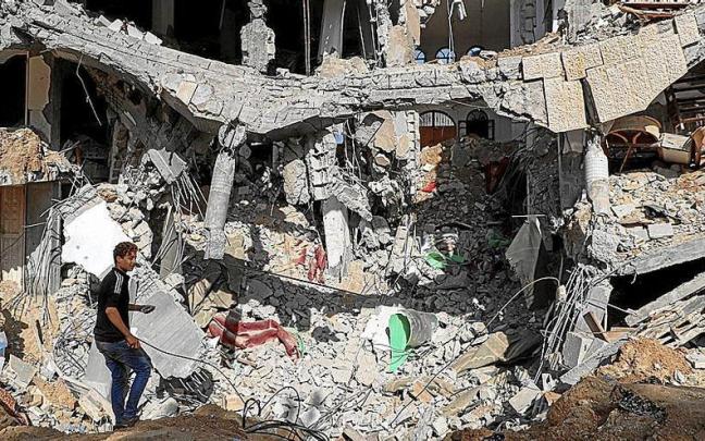 Un hombre pasea entre los escombros de un edificio residencial en la Franja de Gaza. | FOTO: E.P.