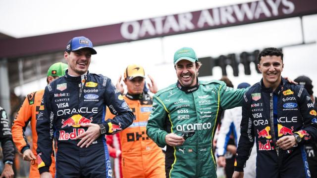 Fernando Alonso, entre los actuales pilotos de Red Bull, Max Verstappen e Isack Hadjar.
