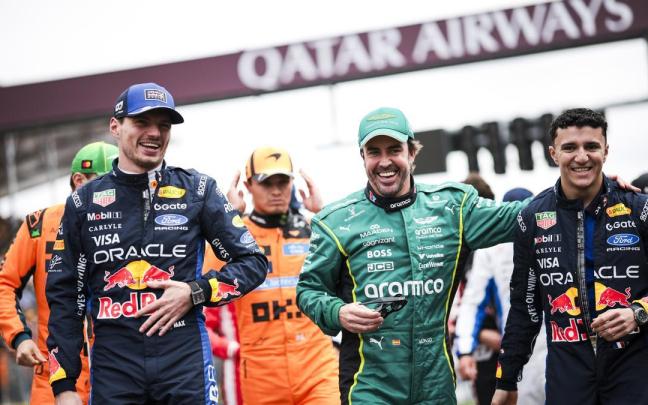 Fernando Alonso, entre los actuales pilotos de Red Bull, Max Verstappen e Isack Hadjar.