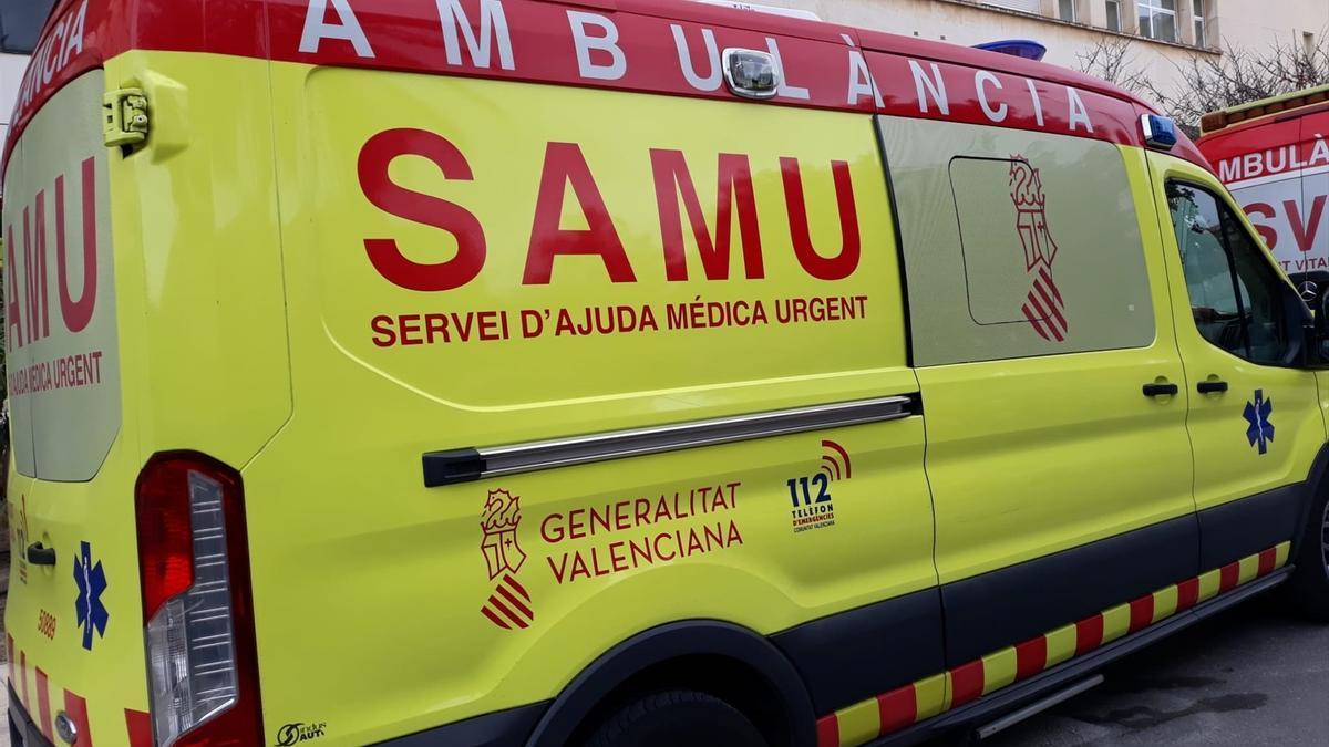 Imagen de archivo de una ambulancia del SAMU en Alicante.