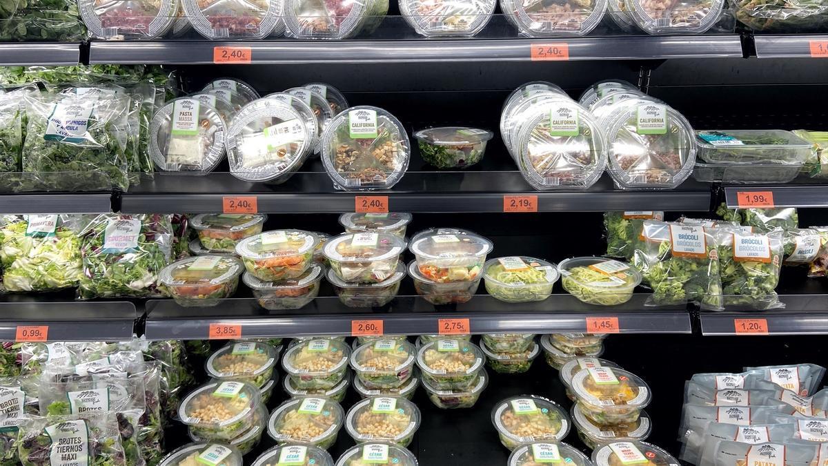 Packs de ensaladas en la sección de frutas y verduras de un supermercado.