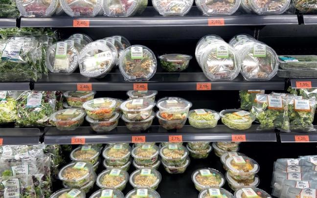 Packs de ensaladas en la sección de frutas y verduras de un supermercado.