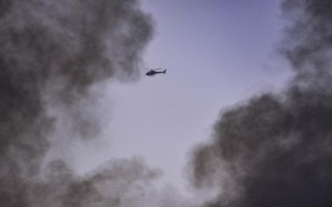 EuropaPress 6809433 june 17 2025 central israel israel an israeli helicopter flies next to