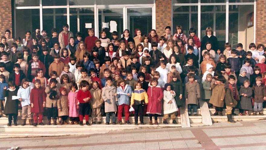 Foto de familia del alumnado de Etorkizuna Ikastola de Gallarta, en las escalinatas del antiguo ambulatorio de Abanto y Ciérvana. En la última fila posan las y los pioneros.