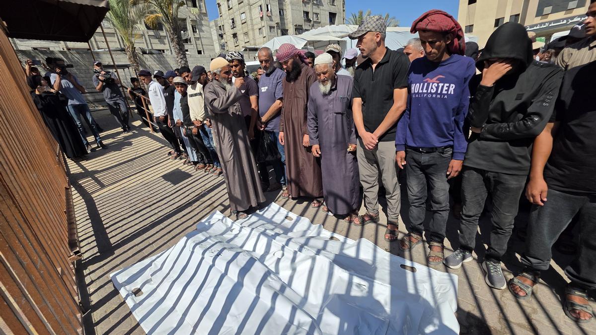 Decenas de personas dan el último adiós a los cuerpos de dos palestinos en el Complejo Médico Nasser.