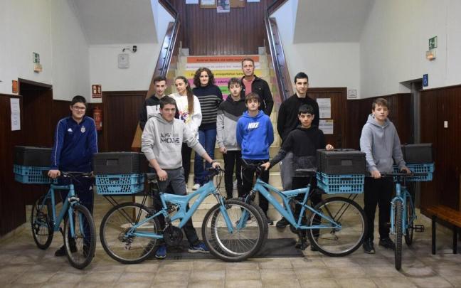Alumnos y alumnas del centro con las cuatro bicicletas-nevera.