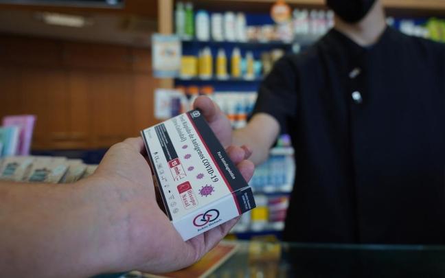 La venta de test de autodiagnóstico en las farmacias vascas ha crecido este verano de forma espectacular.