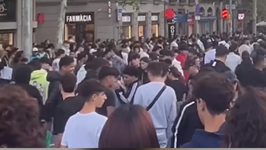 Imagen del acto organizado en Barcelona para regalar cadenas de oro.