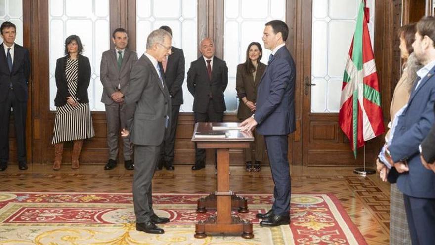 El rector de la UPV/EHU, Joxerramon Bengoetxea, y el lehendakari, Imanol Pradales, durante el acto de toma de posesión en Ajuria Enea.