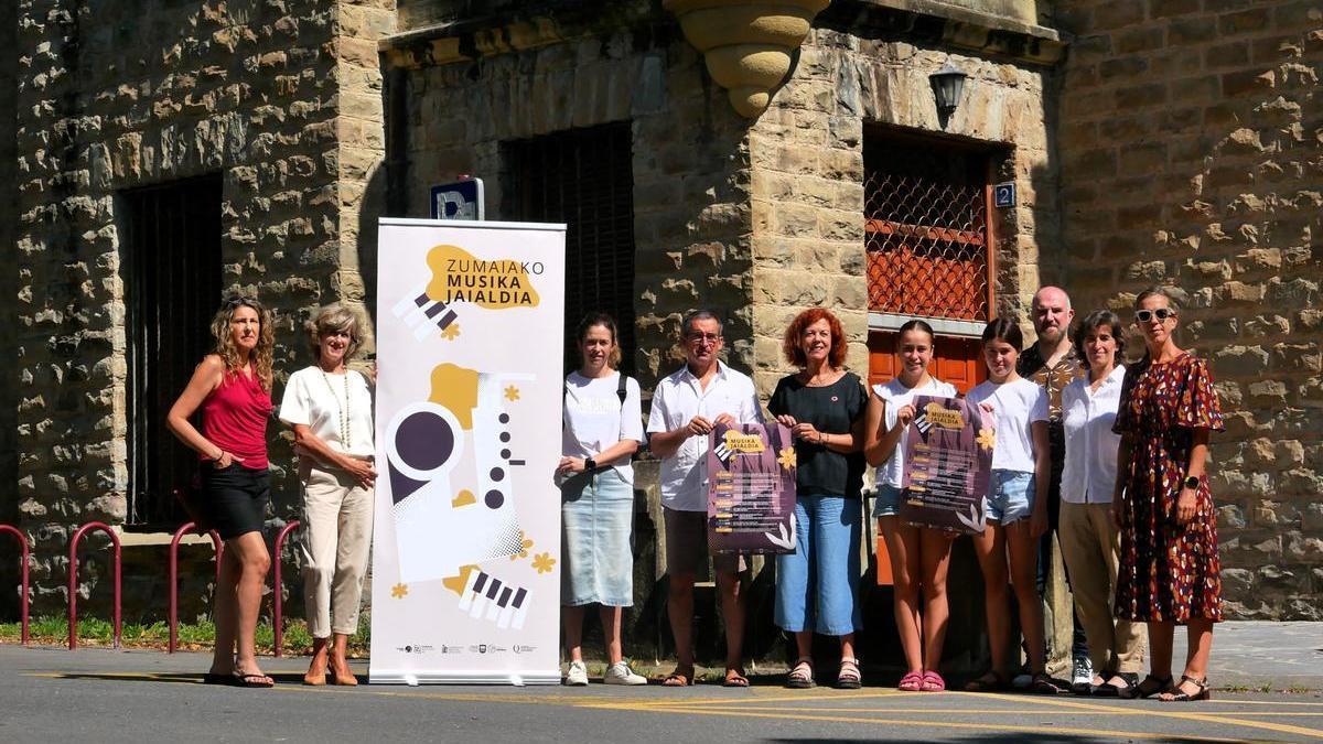 Presentación de Zumaiako Musika Jaialdia en el exterior del Palacio de Foronda.