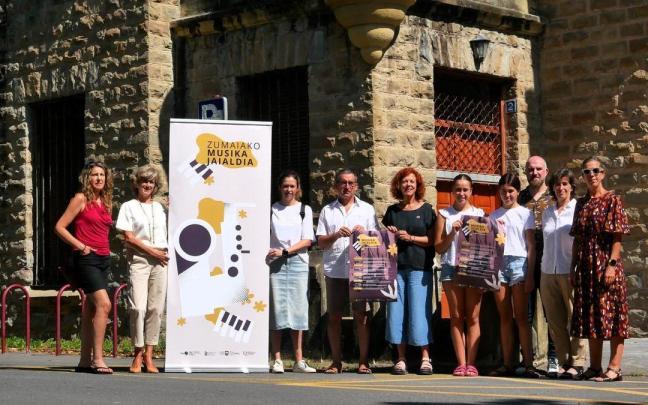 Presentación de Zumaiako Musika Jaialdia en el exterior del Palacio de Foronda. / N.G. Presentación de Zumaiako Musika Jaialdia en el exterior del Palacio de Foronda.