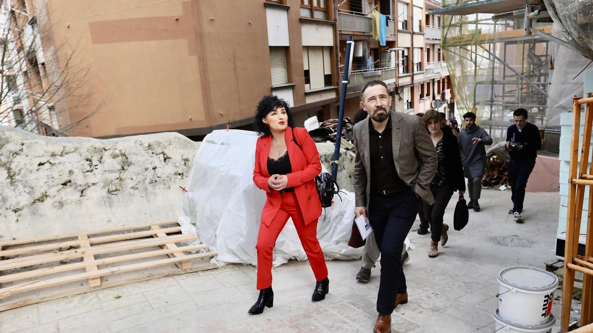 Momento de la visita en Bermeo esta mañana del Consejero y la Alcaldesa