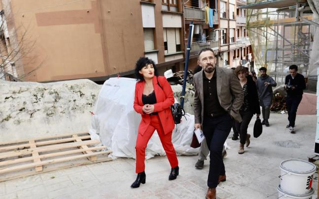 Momento de la visita en Bermeo esta mañana del Consejero y la Alcaldesa