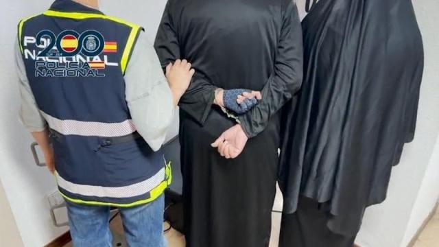 Detenidos siete personas por atracar una joyería de Ciudad Lineal, dos de ellos vestidos de religiosos que sirvieron de señuelo.