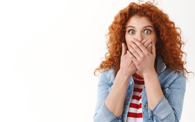 Una mujer se sobresalta al escuchar una palabrota.