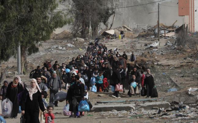 Éxodo de centenares de palestinos desde el norte al sur de la Franja.