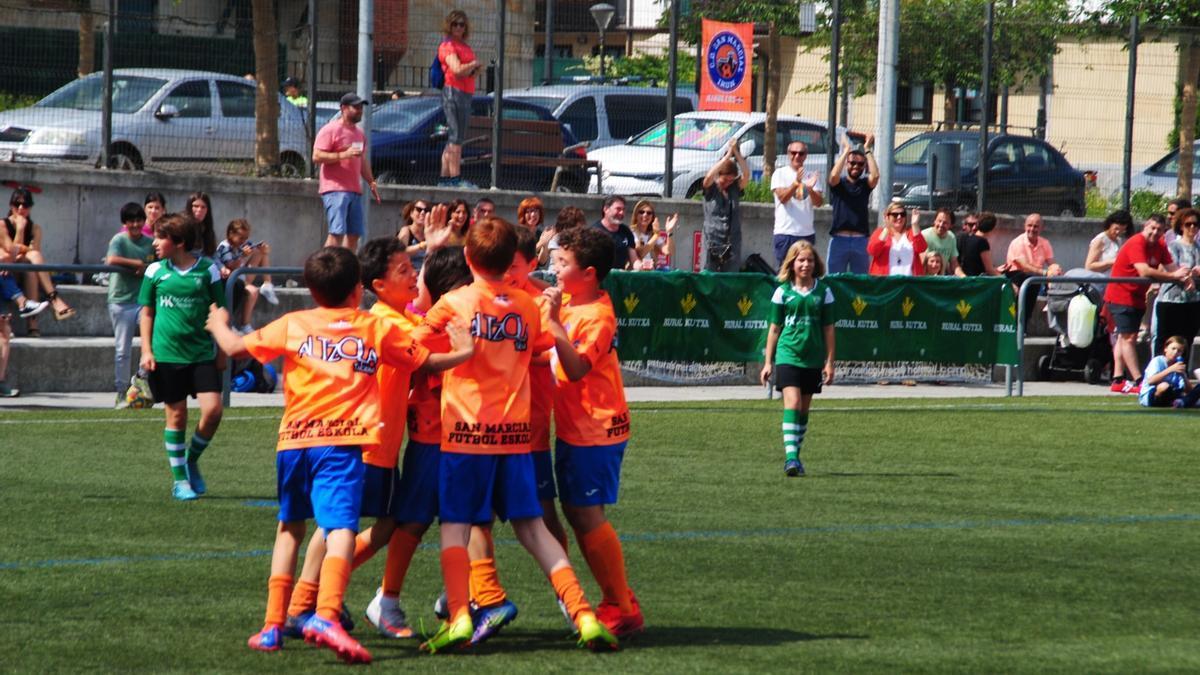 Jugadores del C.D. San Marcial celebran un gol en una edición anterior