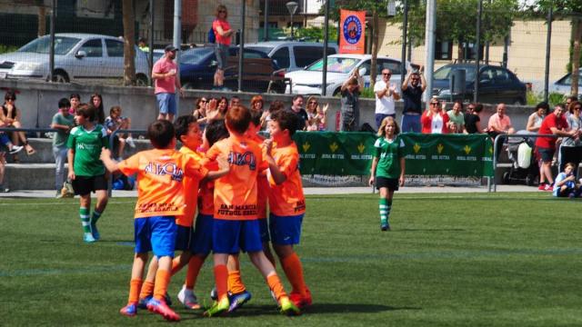 Jugadores del C.D. San Marcial celebran un gol en una edición anterior