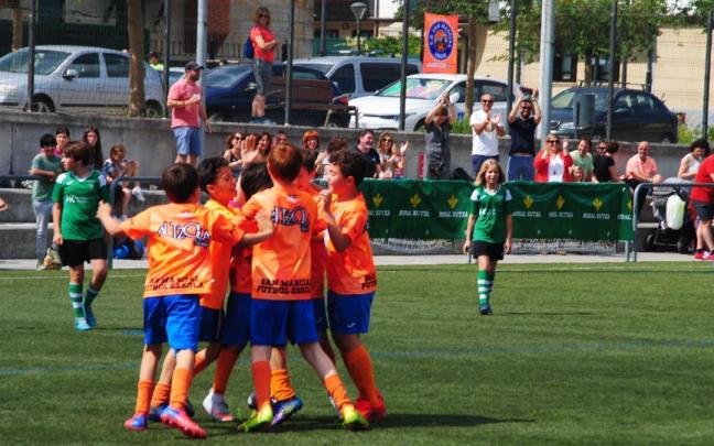 Jugadores del C.D. San Marcial celebran un gol en una edición anterior