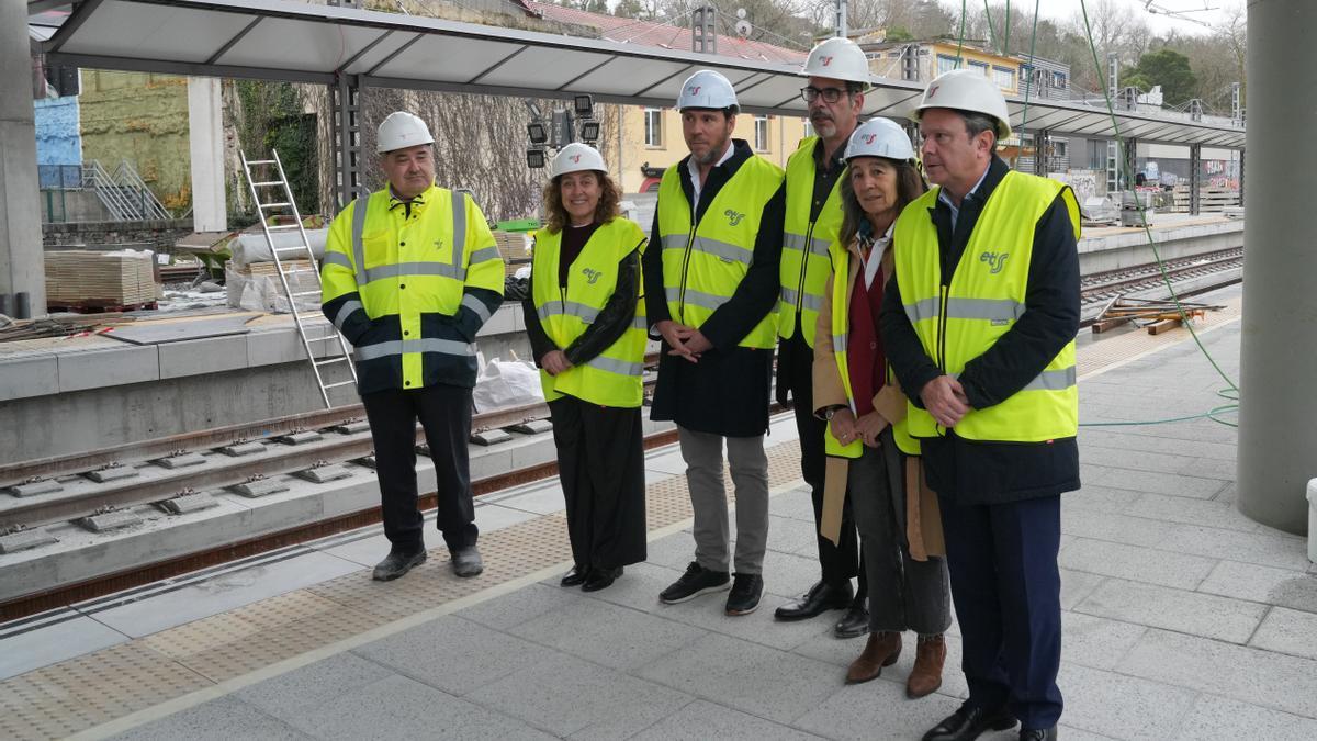 Varias autoridades durante una visita a la nueva estación de Atotxa