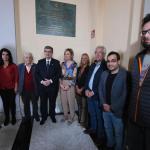 Cargos públicos y familiares junto a la placa colocada en la Casa Consistorial.