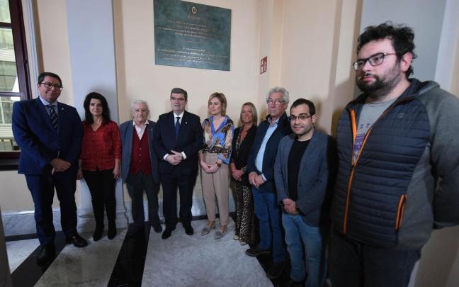 Cargos públicos y familiares junto a la placa colocada en la Casa Consistorial.