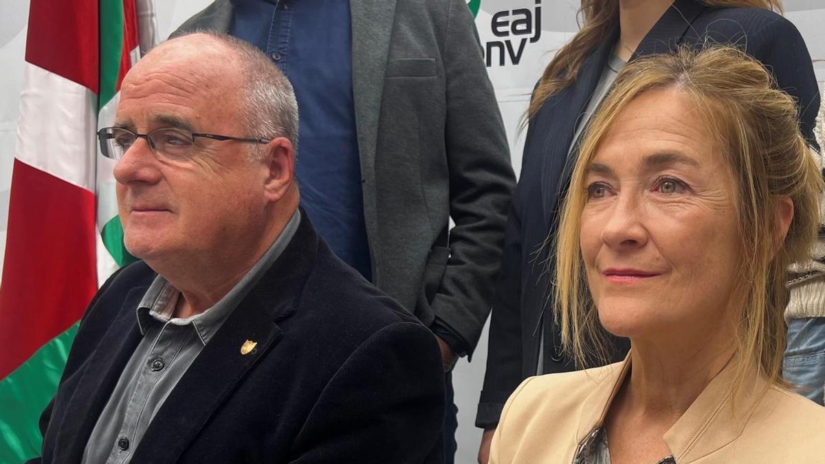 Maria Eugenia Arrizabalaga, con Joseba Egibar, en la asamblea que la ha proclamado nueva líder del GBB del PNV