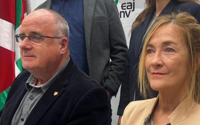 Maria Eugenia Arrizabalaga, con Joseba Egibar, en la asamblea que la ha proclamado nueva líder del GBB del PNV