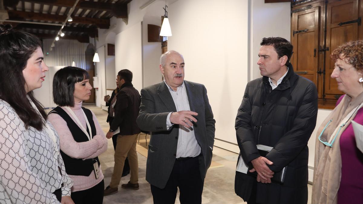 El vicepresidente Aierdi conversa con participantes.