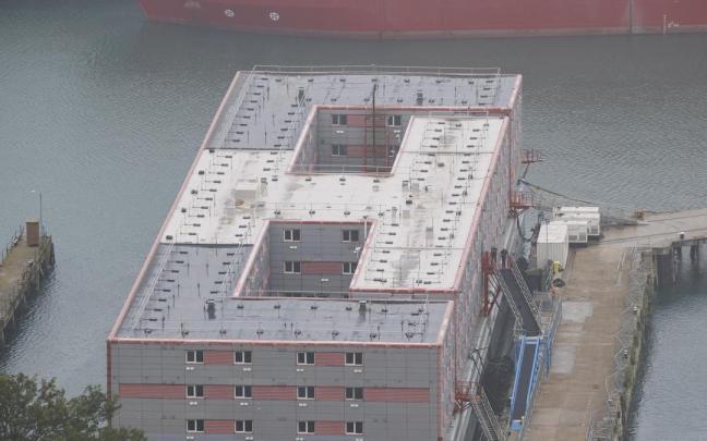 El buque 'Bibby Stockholm', atracado en Dorset.