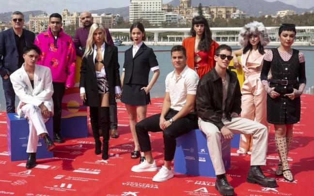 Foto de familia de los creadores y elenco de 'Élite', en una imagen de archivo. Foto de familia de los creadores y elenco de 'Élite', en una imagen de archivo.