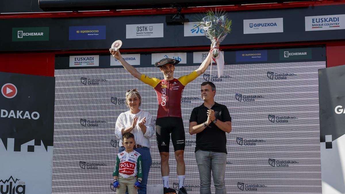 Aranburu celebra la victoria de etapa en el podio.